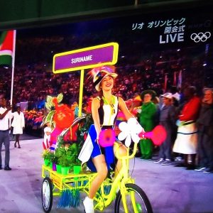 リオオリンピック開会式の先導自転車がかわいいと話題に 漕ぎ手も美男美女 画像あり ブルンジに自転車がなかったのはなぜ 芸能 エンタメニュースブログ