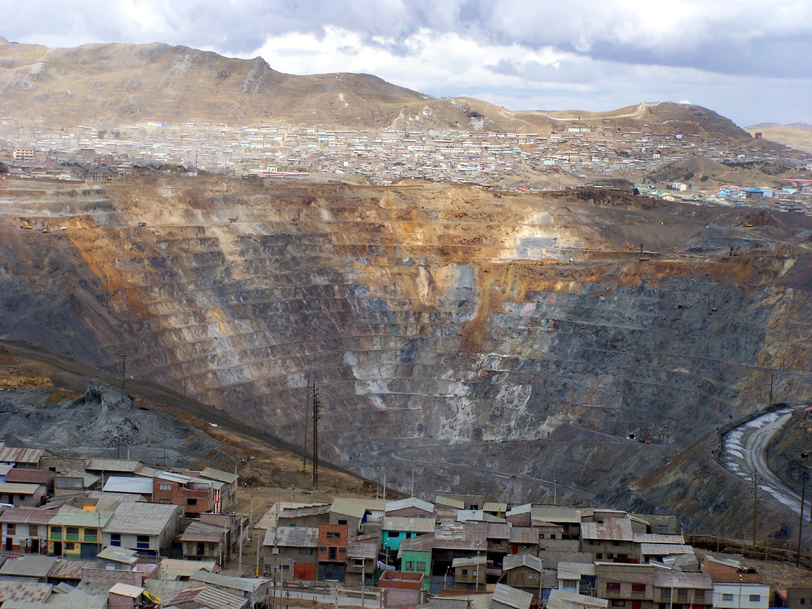 ペルーの鉱山セロデパスコの街に巨大な穴が 鉛中毒で子供の命の危機 環境汚染も深刻 理由や原因は 世界仰天ニュース 芸能 エンタメニュースブログ